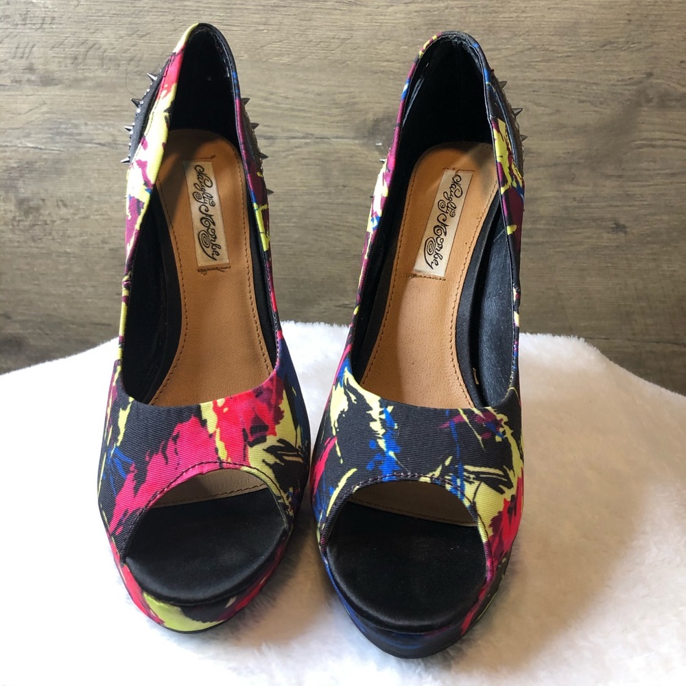 Ladies platform shoe.